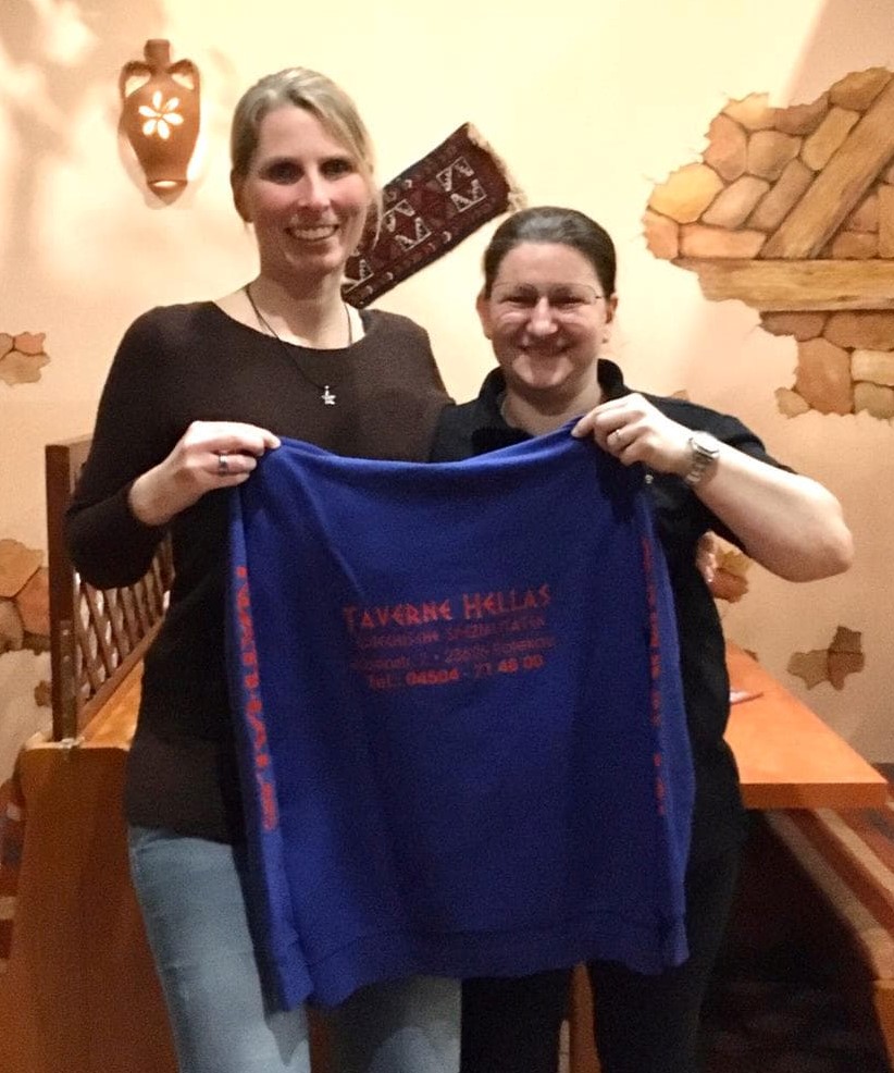 Mannschaftsführerin Nathalie Hennings mit Sponsorin Eva Strantaris